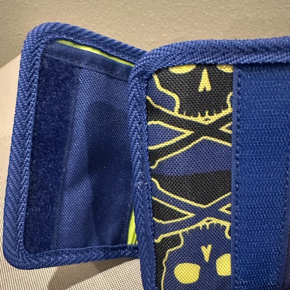 Gap trifold wallet all over graphics contrast lining skull and cross bone design - Picture 5 of 15